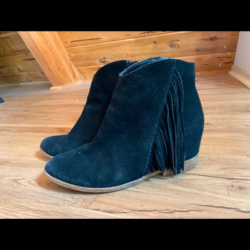 mudd fringe wedge booties size 8